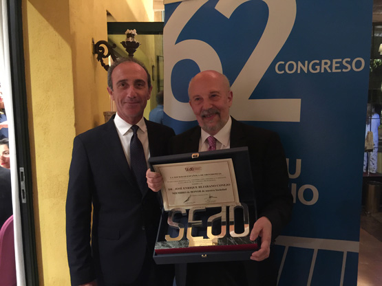 
En la foto, el Dr.Bejarano junto  al Dr.Alonso Tosso, Presidente de la SEDO.